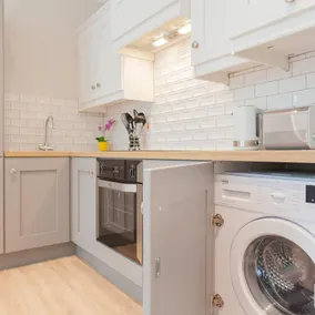 5 Star - The Ulsterville Residences - Free On-site Parking - Image 4
