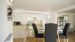 Croft House Apartments - Scenic Edge, Parking, Sleeps 4 - Image 4