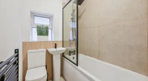 Modern 3-Bed House Nr City Centre & Hospital - Free Parking - Wifi - Image 2