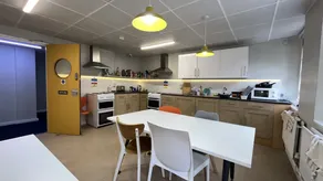 Cheap private double room near Big Ben - with desk - Image 5