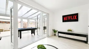 Swan's Place - Large 4bed home, Sleeps 9, Parking x2 & Games room - Image 3