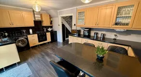 Stylish 3-Bed Family Pet-Friendly Home with Garden - Image 4