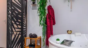 Suite L'echappee - Maison romantique - SPA & Sauna Privatif- Pole Dance - Lit rond avec miroir au plafond - Image 5