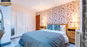 Stylish 6BR 6 En-Suite Showers Sleeps 8 - Image 2