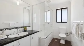 Sunlit Minimal Master Room With Bathroom Aircon Bayswater Central City & Airport - Image 2