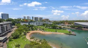 Charming Waterfront Lagoon Views & Restaurants - Image 5