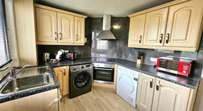Stylish & Spacious 4 Bedroom House - Image 4