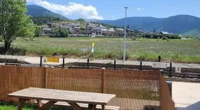Loft mansardé du train jaune avec vue sur les montagnes - Image 4