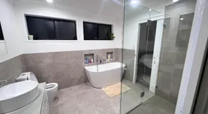 Golden Getaway, Private 3x Bedroom Home - Image 2