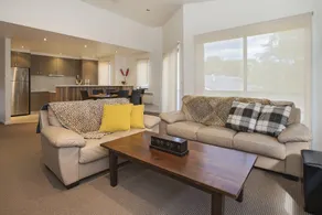 Northview 2 - Modern 2BR Townhouse l Lake View l Central Location l Spa Bath l WiFi - Image 2