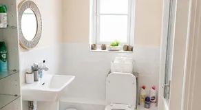 Relaxing room in E16 - minutes from ExCeL-Elizabeth Line - Image 4