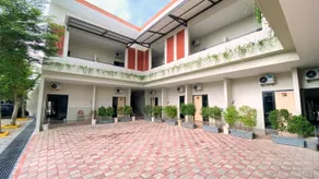 Modern Guest House by Calli Rooms - Image 1