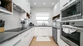 Bright Modern Home - King Bed - Free Parking - Fireplace - Fast Wi-Fi - Free Netflix - Image 4