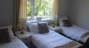5 mins walk to Carrick - Sleeps 12 - Off road parking - Modern house - Image 3