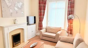 Amazing 3 Bedroom Property, smart TV, 5G WIFI, Free on street parking, close to city center and MKM Stadium - Image 2
