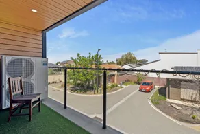 Bright 2-Bed Townhouse with Balcony & Garage - Image 5