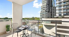 92P Bright 2BR Abnb-Style Near Westfield with View & Free Parking - Image 4