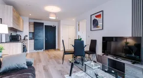 Modern Central Preston Apt King Bed & Smart TV - Image 2