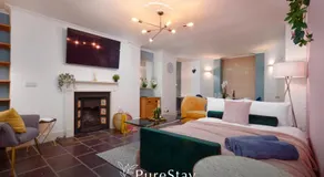 Beautiful 2 Bedroom 3 actual beds House with WiFi by PureStay - Image 2