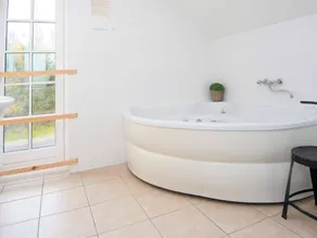 Modern holiday home with sauna - Image 4
