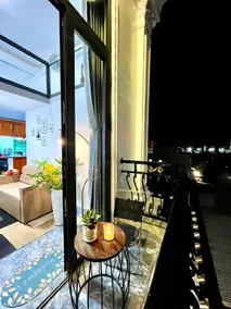 Modern Studio w Balcony and Kitchen - Image 4