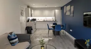 Two Bedroom Flat with Ensuite Bathrooms - Image 4