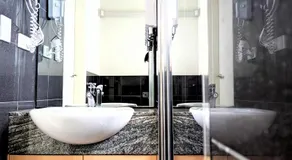 Entire Studio Apartment in St Kilda FREE PARKING WIFI BEACH WALK - Image 2
