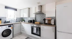 Judah Suites - Stylish 1BR Apartments with Parking & WIFI - Image 5