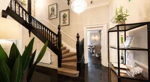 Roomours Hotel with Private Car Park - Image 3