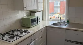 Private Spacious One-Bedroom Flat - Located Between the City Centre and the New Forest - Image 3