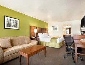 Ramada by Wyndham San Diego North Hotel & Conference Center - Image 5