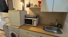 Room 3 minute drive from Luton Airport - Image 3