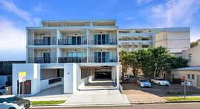 Stylish 1Bedroom Apartment with Study and Parking Near Sydney Airport - Image 3