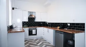 Contractor-Friendly 3Bed & Holiday Let - Walk to Metro - Free Driveway Parking, Sleeps 6 - Close to City Centre - Image 2