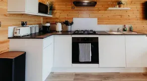 Riverside Retreats - Frankie Parking sleeps 4 - Image 4