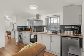 Charming Apartment In Andover Town Centre 55'' 4K Smart TV Netflix - Image 4