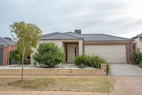 Spacious Lovely 5Beds home@Point Cook - Image 4