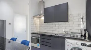 Cosy Tilbury Town 2BR Apt, Station and Amenities - Image 4