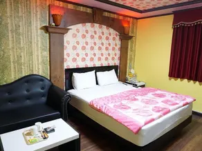 Sky Motel - Image 2