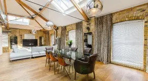 High-Ceiling Apartment in Iconic 1932 Art Deco Factory Conversion, London Bridge - Image 3