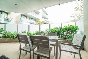 MSA Richmond Riverside Retreat: Pool, Free Parking - Image 4
