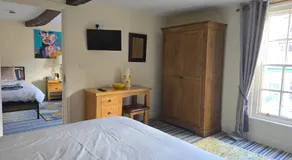 Family room 2 - The Unicorn Hotel - Image 4