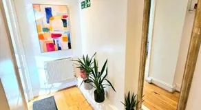 Spacious & Cosy 2 Bedroom Home plus 2 Sofa-beds with Private Entrance and Back Patio, 3 min walk to Earl's Court Station - Image 5