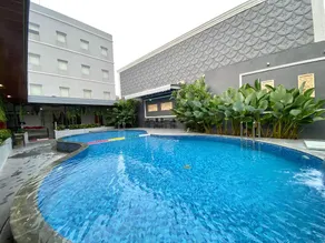 Front One Hotel Nganjuk - Image 2