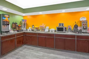 Super 8 by Wyndham Windsor/Madison North - Image 5