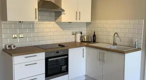 1-Bed - Sleeps 2 - Pet Friendly w Parking - Image 3