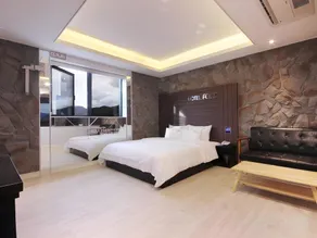 Jade hotel - Image 2