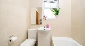F4 Modern Double Room (Sandycroft Guest House) - Image 2
