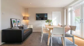 Beautiful 6 Bedroom Holiday Home, Manchester - Image 2