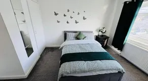 3 Bedroom Modern House in Luton LU4 0TY - Amazon Prime - No Party - Image 2